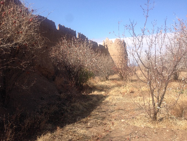  نمای برج و باروی قعله ایی باستانی نزدیک دستجرد - احمد آباد